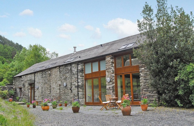 4 bedroom accommodation in Abergynolwyn