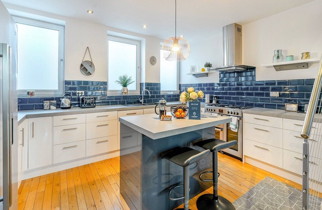 4 bedroom accommodation in Dunfermline