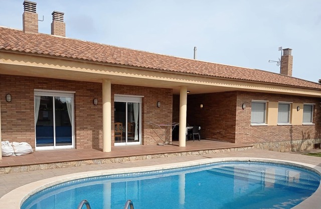 4 bedroom accommodation in Montroig