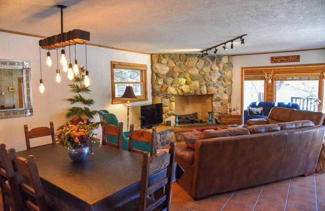 4 bedroom accommodation in Red River