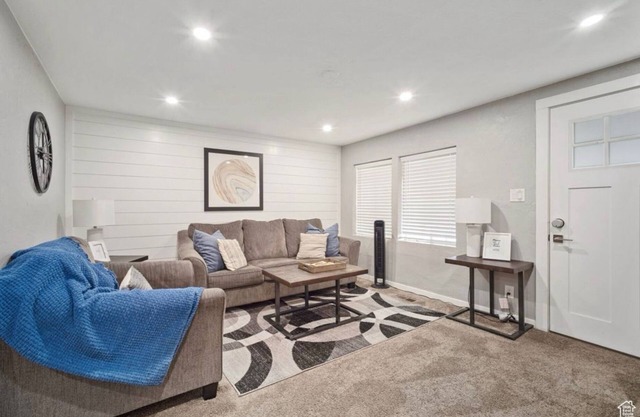 4 Bedroom + Den, Family Friendly, 5 mins to City!