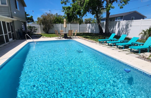 4-bedroom heated Pool house in lovely Osprey, 5 minutes to the beach