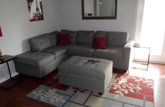 4 Bedroom Home - Great Location (Sleep 10 Guest)