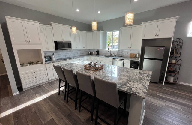 4-bedroom house in welcoming downtown New Braunfels with WiFi, AC