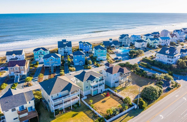 4 Bedroom - Sleeps 12 - Community Pool