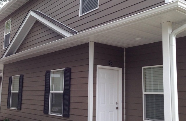 4 bedroom, sleeps 8. Cheaper than a hotel! Close to Downtown, MU, and Stadium!