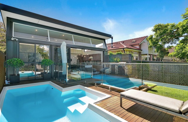 4 bedroom stylish house, pool, opposite park