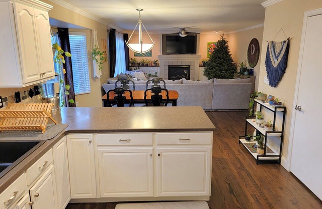 4-bedroom sunny spacious house in peaceful Thornton with WiFi, Heat, AC