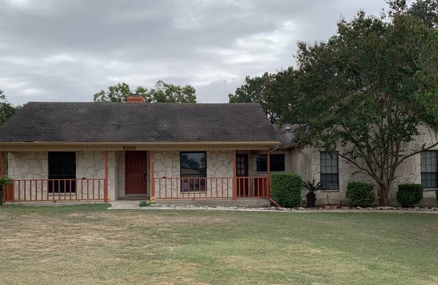 4 bedroom Texas Hill Country Haven. Great peaceful location. Attractions close!