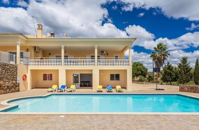 4-bedroom villa with a big pool in countryside