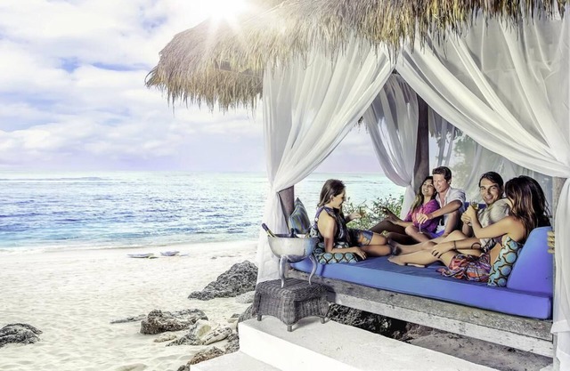 4-BR Villa has a private pool, full kitchen facilities and a living room.