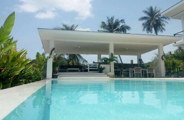 4 double bedrooms, sea view and coconut grove, swimming pool near the beaches .....