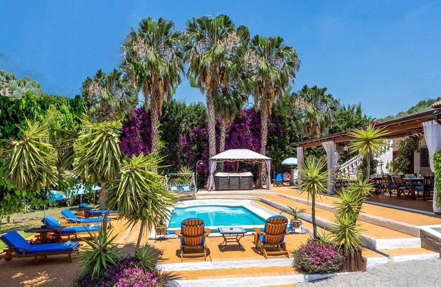 4 Holiday Homes near beach, lake and mountains + Pool + Jacuzzi for 10 guests