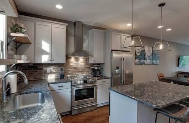 4 Huge Townhomes-12 BDRM total-3 Miles Broadway!