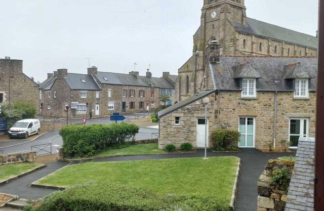4 kms from the sea, quiet 3-bedroom Breton town house.