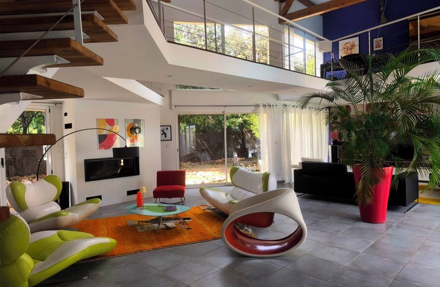 4 kms from UZES town architect 330 m² heated pool