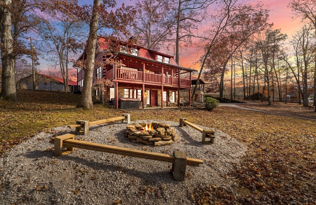 4 Log Cabins on 16 acres near UTK, sleeps 31, Fireplaces, Hot tubs, Fishing