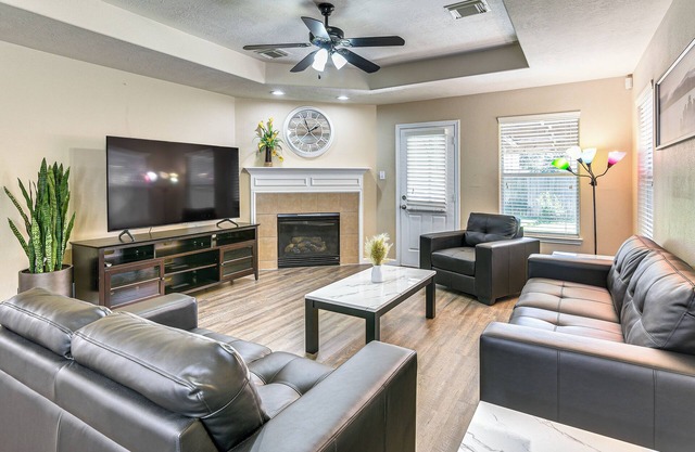4 Mi to Airport: Home in Houston w/Yard!