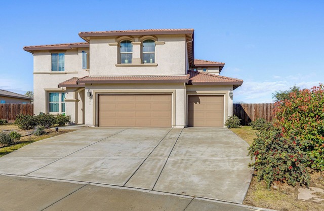 4 Mi to CSUB Campus: Spacious Home w/Yard