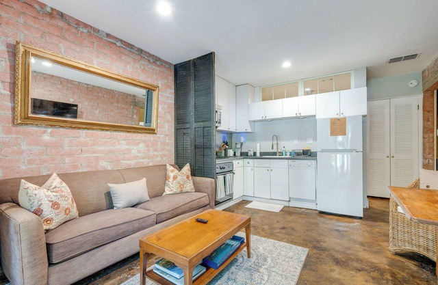 ~ 4 Mi to Downtown: Historic Austin Apartment