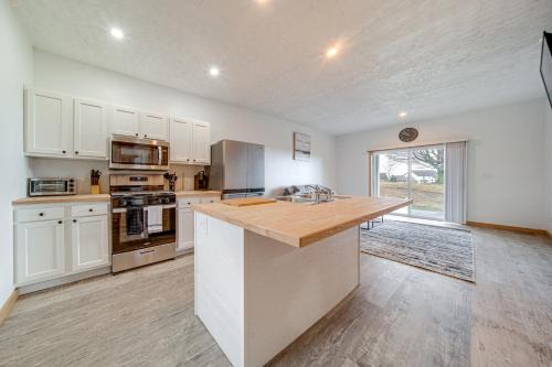 4 Mi to Lake Golf-View Erie Condo with Porch