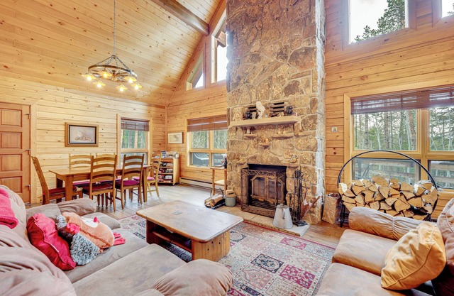 4 Mi to RMNP: Allenspark Cabin w/Wraparound Deck!