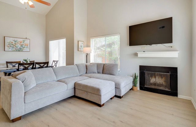 4 Mi to TAMU: Sleek Bryan Home Near Shops & Eats