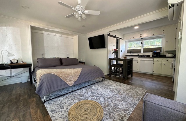 4 miles from Downtown this charming studio offers a cozy retreat for your stay.
