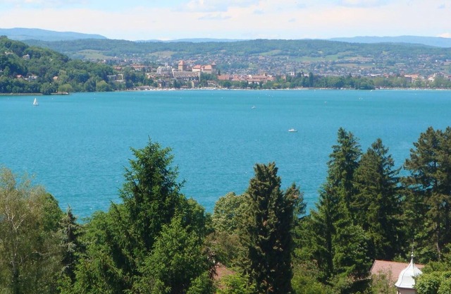 4 people panoramic lake view and lake walk