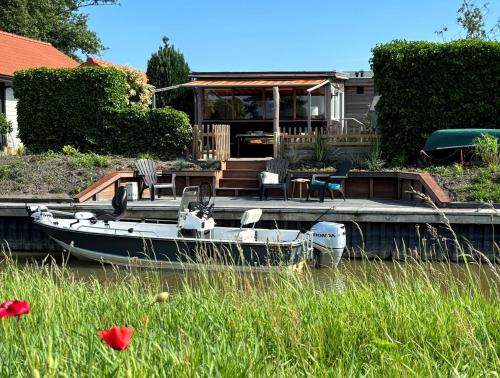 4 pers house Cecil with own fishing spot on a dutch chanel