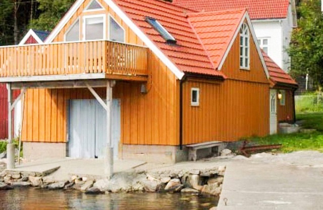 4 person holiday home in MÅLØY-By Traum