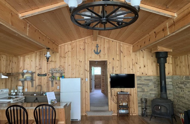 4 Season Lakefront Cabin For Rent - Saint Malo
