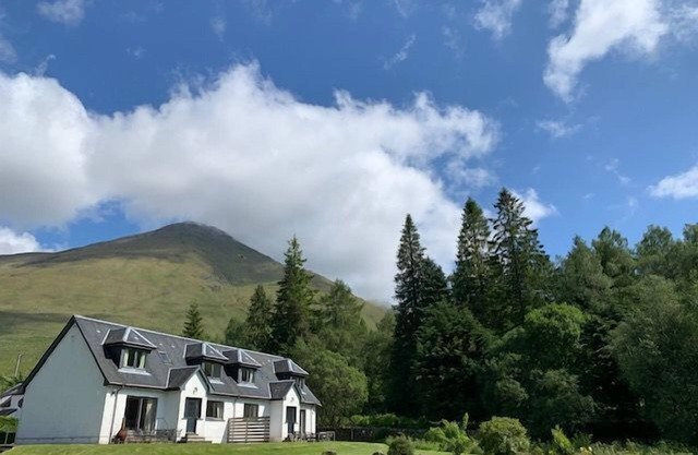 4 star, 4 bedroom, 3 bathroom Scottish cottage with stunning loch and mountain views