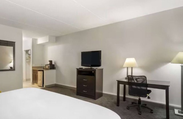 4 Units | Stay Near Vernon Hills Shopping Centers and Entertainment Spots