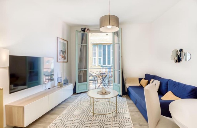 #44 1 BDR Flat Cap AC balcony 5mins walk to beach