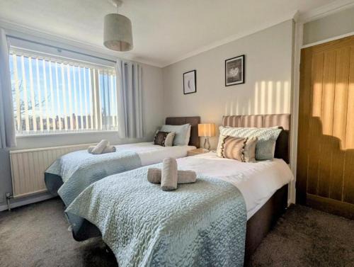 4Bed House with Garden & Parking, Perfect for Contractors