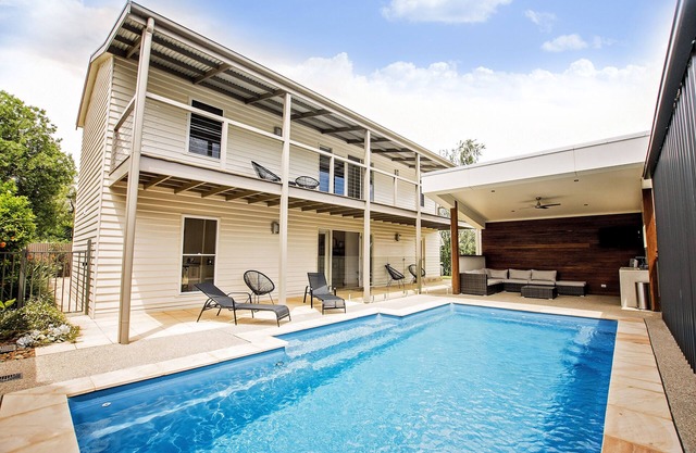 4BR * 2 BA * Sleeps 10 * Pool * Close to Town & Boat Ramp