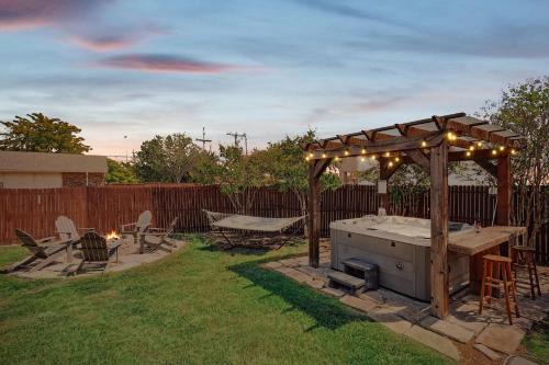 4BR 2BA Home - Hot Tub, Grill & Playground