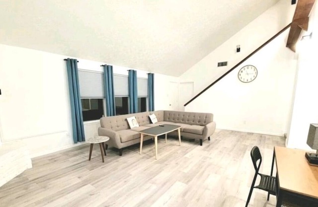 4br 2ba+Swimming pool Close to everything