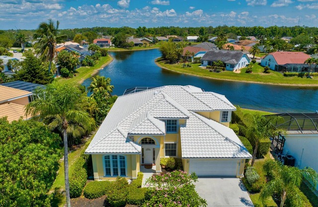 4BR+Den Lake-View Home with Private Pool in Charming Crown Pointe!