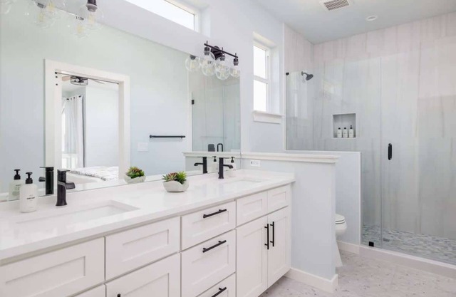 4BR, King Beds, Free Parking, East Side | Eastview