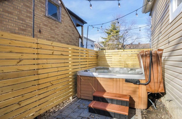 4BR w/Hot Tub + Patio | Walk to German Village
