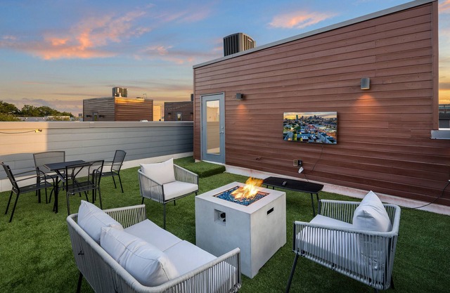 4Story Modern Townhome w/Rooftop + Private Garage