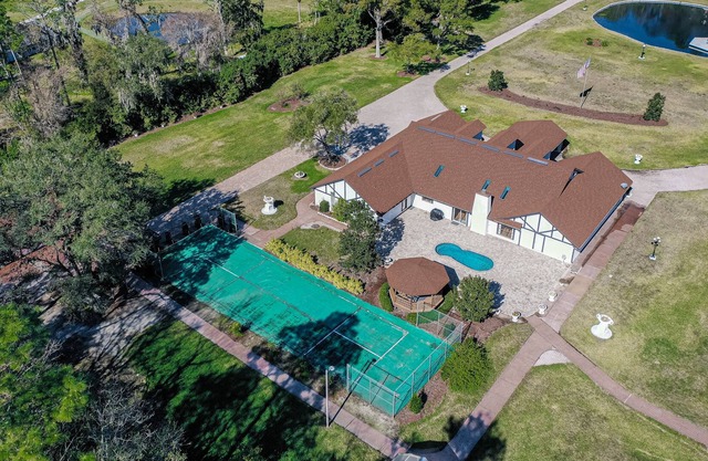 5 Acre Retreat with Game Room, Home Office, Private Pool/Hot Tub/Tennis, & WiFi