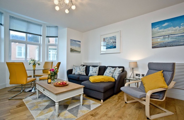 5 At The Beach - an apartment that sleeps 6 guests in 2 bedrooms