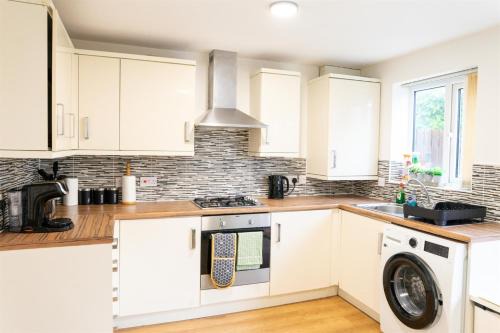 5 bed 4 bath , Shops two min walk M13