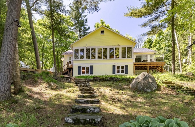 5 Bed Cottage & 2 Bunkies! Boathouse Rooftop Deck with Sunsets!