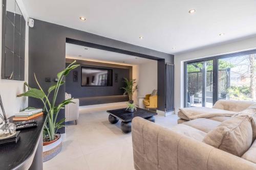 5 Bed Home Near Windsor with Garden, Parking