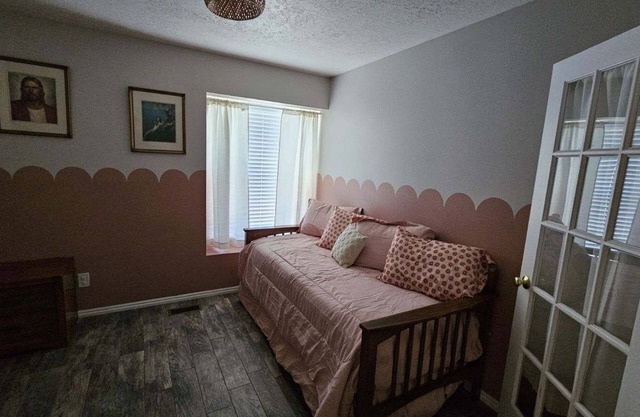 5-bedroom 3 bath house 1/2 acre in Cedar City with WiFi, sleeps 14 pet friendly