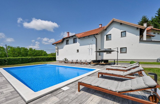 5 bedroom cozy home in Desni Stefanki